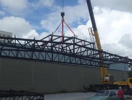 Instalação de estrutura de cobertura metálica